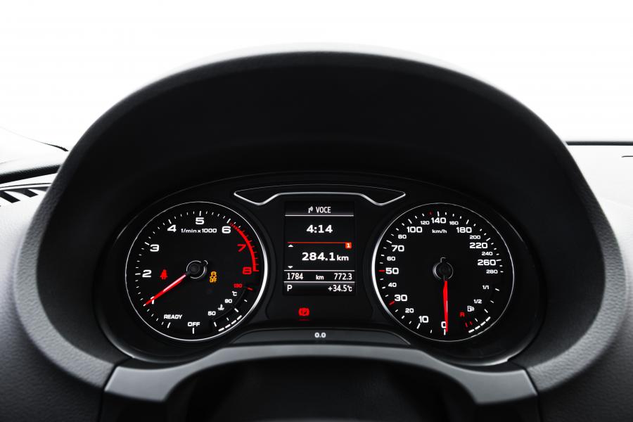 Панель приборов Audi A3 Sedan 1.4 TFSI Flex (8V) 2015 года  (LA) (фото 7 из 23)
